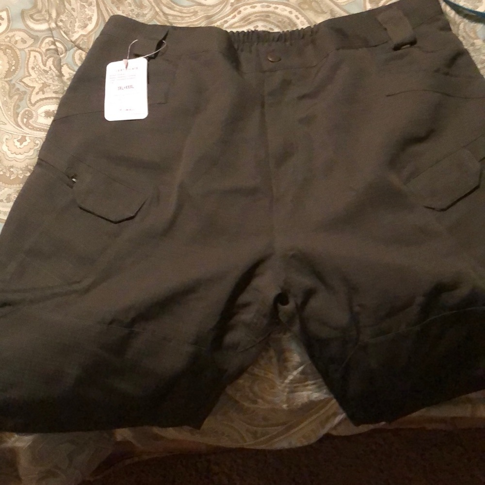 New w/ tag. Ballistic fiber, tactical shorts. 3xl but runs small. Olive incolor.